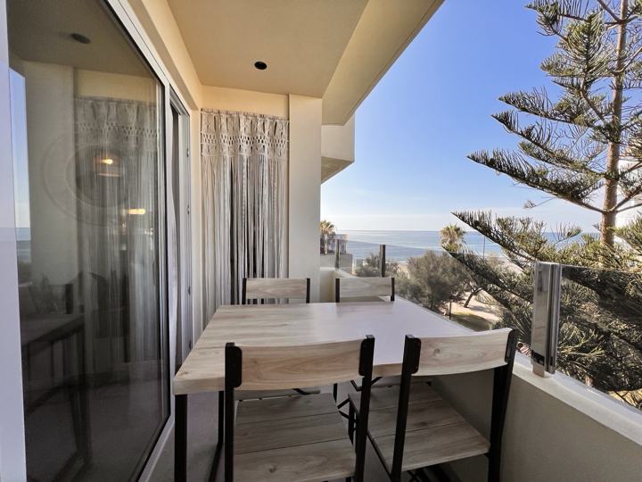 Balcony dining with sea view